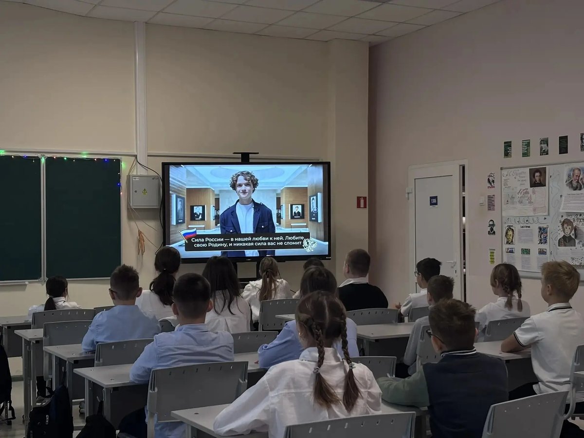 Сегодня в нашей гимназии понедельник начался традиционно - исполнение государственного гимна Российской Федерации и поднятие флага